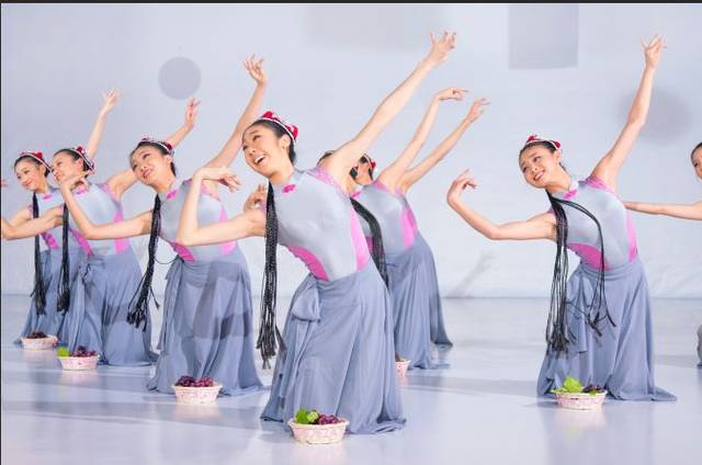 中國少年兒童發(fā)展服務(wù)中心社會藝術(shù)水平(舞蹈)考級教材教師培訓班與兒童舞蹈表演服務(wù)